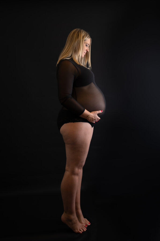 Zwangere vrouw in zwarte body tijdens een zwangerschap fotoshoot bij Little Miracle memories