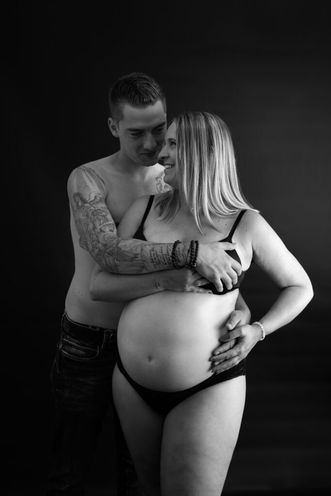 Zwangere vrouw samen met haar man tijdens een zwangerschap fotoshoot bij Little Miracle memories