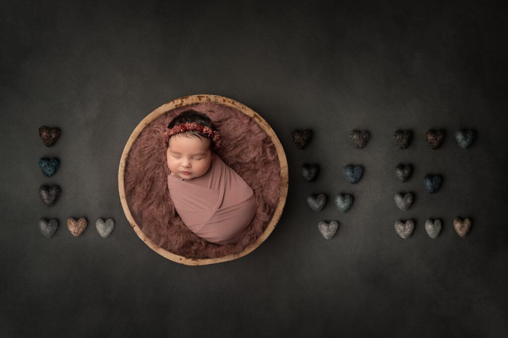 newborn baby in zacht paars kleurige outfit tijdens fotoshoot bij Little Miracle memories