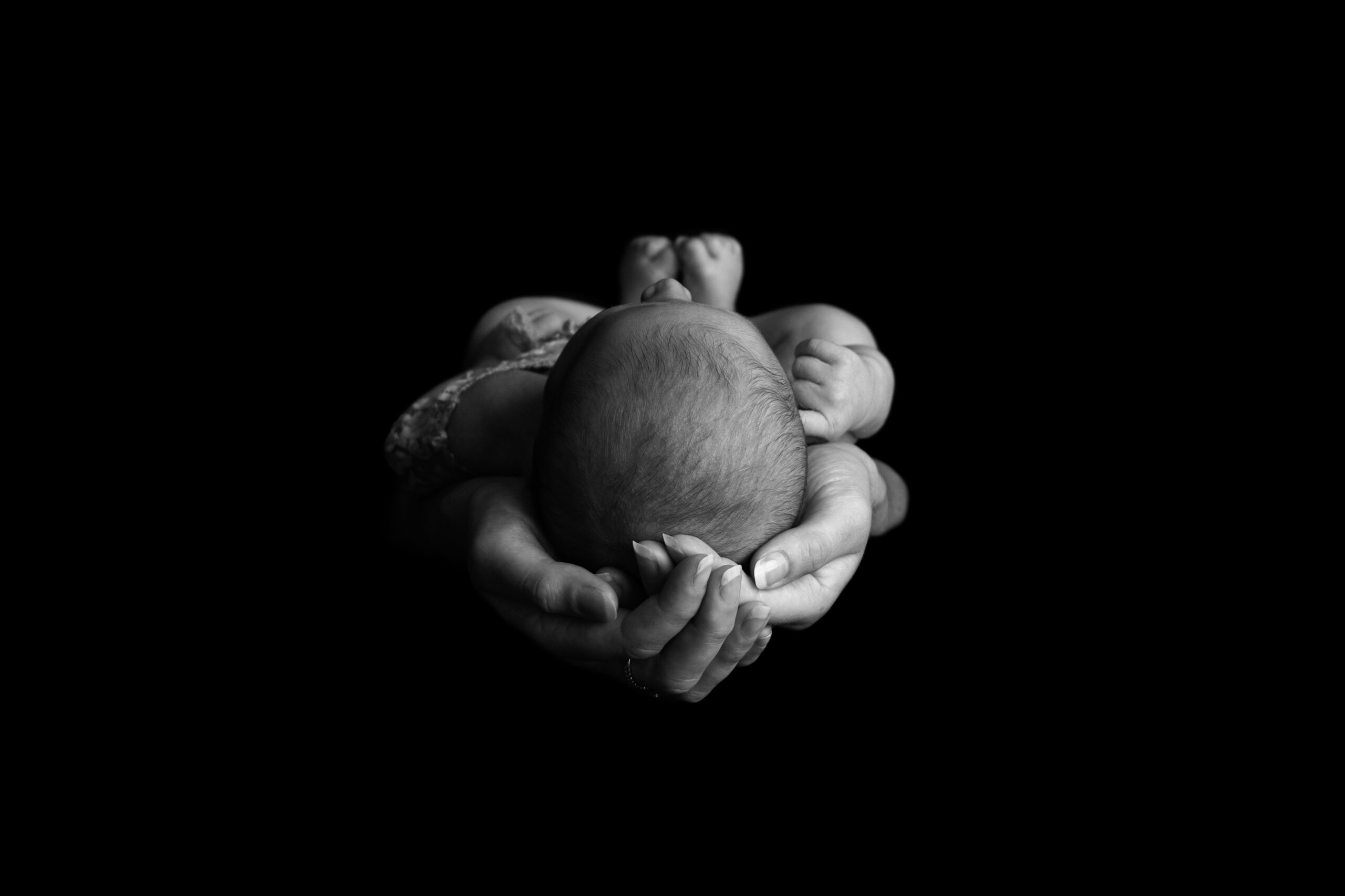 newborn baby in handen van mama tijdens fotoshoot bij Little Miracle memories