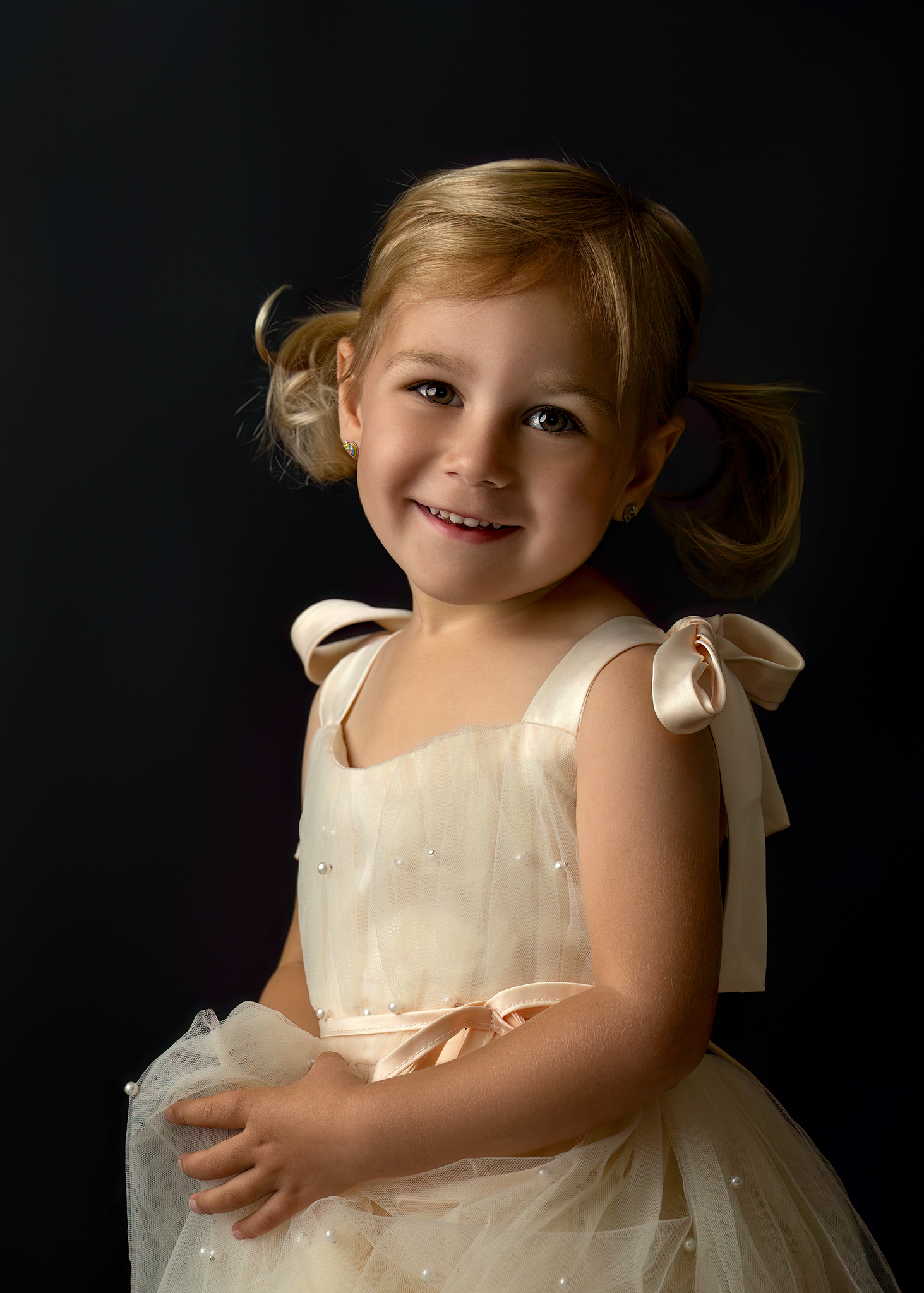 Lachend meisje in een elegante crèmejurk tijdens een portretsessie bij Little Miracle Memories in Zandhoven — pure, tijdloze kinderfotografie vol karakter en emotie