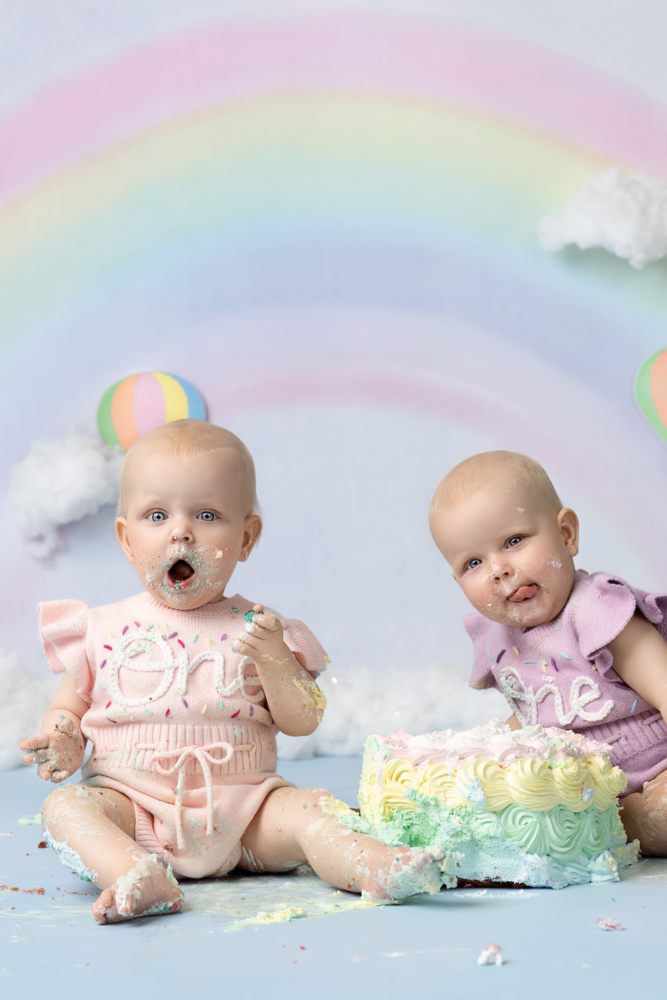 Tweeling viert samen hun eerste verjaardag met een kleurrijke cakesmash in de studio in Zandhoven.