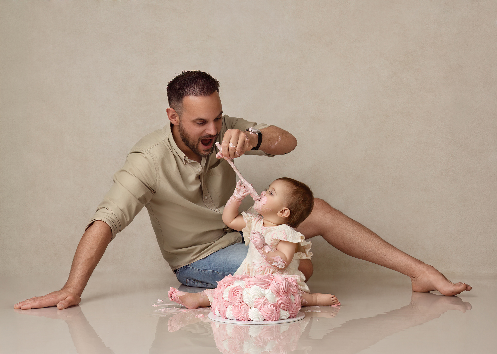 Papa met zijn kindje tijdens een cakesmash fotosessie in Zandhoven