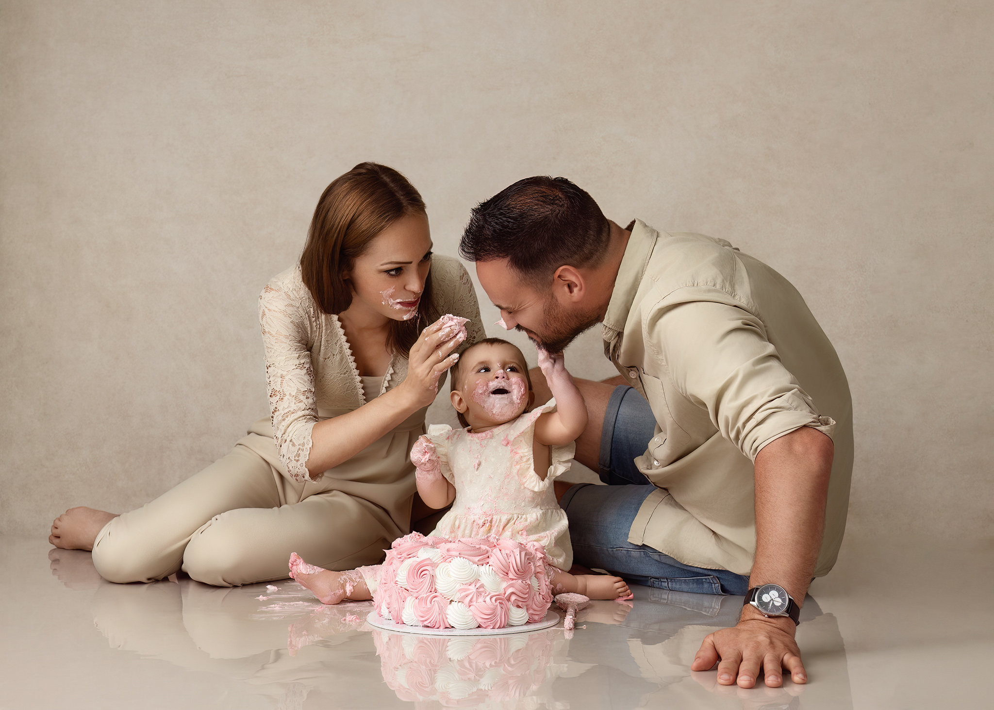 Familiefoto tijdens een cakesmash fotografie-ervaring bij Little Miracle Memories in Zandhoven