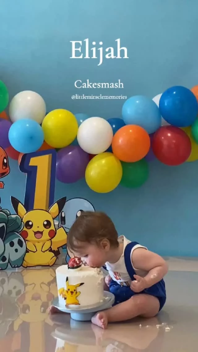 🎉 HOERA! Elijah is 1 jaar! 🎂

Een jaar geleden werd hij geboren, en kijk hem nu… vol ondeugd, helemaal onder de taart én met de grootste glimlach tijdens zijn cakesmash in mijn studio! 🧁

We vierden zijn eerste verjaardag al een beetje op voorhand, met een feestelijke Pokémon-thema shoot, een verse taart én natuurlijk heel veel geklieder. 
Het mooiste aan deze sessies? De pure vreugde, de onverwachte momenten en herinneringen die je voor altijd kunt bewaren.

Elke foto vertelt een stukje van het verhaal dat nog maar net begonnen is… 🥹
➡️ Wat was jouw favoriete verjaardagsmoment van je kindje? Deel het hieronder!

#littlemiraclememories #babyfotoshoot #eersteverjaardag  #cakesmash  #babyfotografie #fotoshootbaby #kinderfotografie #zandhoven #verjaardagsfeestje #cakesmashfotoshoot #taartsessie #cakesmashfotografie #eerstejaar #babysessie #fotostudiobaby #fotograafzandhoven #uniekemomenten #verjaardagsfotoshoot #taartplezier  #kleinwondertje #feestjeshoot  #herinneringenmaken  #1jaarfeest #fotoshootcadeau  #fotograafkempen  #babyjarig