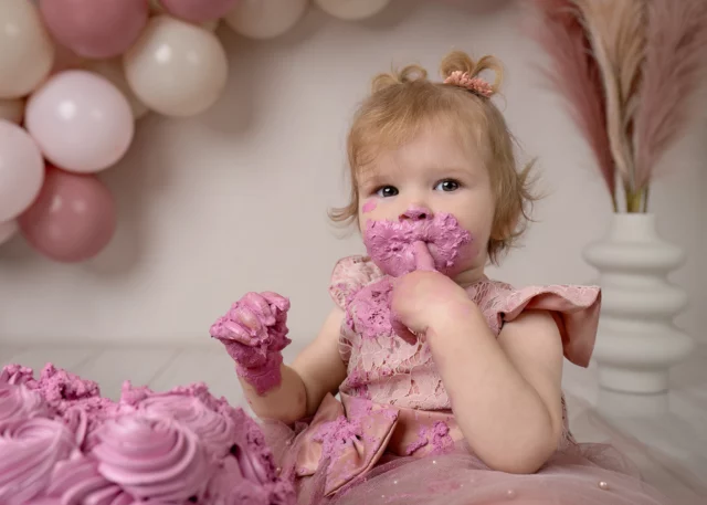 Van harte gefeliciteerd lieve Amelie 🩷🎉

Jouw eerste jaar is voorbijgevlogen, met kleine voetstapjes en nieuwsgierige ontdekkingen tot momenten vol liefde die niemand ooit vergeet.

Vandaag vier jij samen met mama en papa niet alleen een verjaardag, maar een jaar vol trots en onvergetelijke herinneringen. 
Een jaar waarin een wens werkelijkheid werd in de vorm van een klein meisje dat ieders hart vult met de meest pure vorm van liefde.

Lieve Amelie, ik wens je een eerste verjaardag voor plezier, taartkruimels en momenten die jullie voor altijd zullen koesteren 🎂🥰

 #littlemiraclememories #cakesmashfotograaf #cakesmashfotografie #cakesmashfotoshoot #1jaaroud #1jaar #1jaarmama #eenjaarmama #eenjaar #verjaardag #dreumes #eersteverjaardag