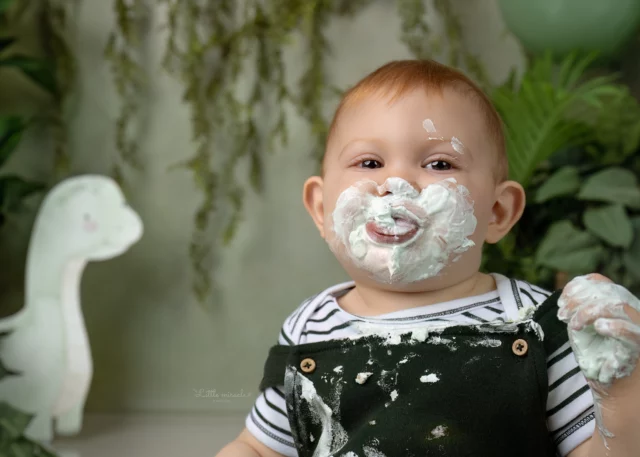 🦕 Happy one, lieve Xerxes 🦕

Mama en papa wilden dit bijzondere moment graag vieren in de studio, maar mijn agenda zat eerder helemaal vol. Daarom vierden we zijn eerste verjaardag een beetje later maar wat was het de moeite waard!

Want kijk hem eens stralen 😍
Kleine voetjes vol cake, handjes die overal naartoe gaan, een lachje dat alles zegt en die heerlijke één-jaar-energie die je niet wilt missen.

Voor zijn ouders was dit vooral een moment om te genieten, om even stil te staan bij hoe snel hun jongen groeit en om dit stukje van zijn verhaal voor altijd te bewaren.

Lieve Xerxes, alsnog gefeliciteerd!
Wat heb jij je verjaardag goed gevierd. Vol plezier, vol smaakjes, vol charme 🎂🥰

Wil jij ook zo'n unieke eerste verjaardagsherinnering voor jouw kindje?
Mijn agenda voor 2025 is inmiddels volzet en voor 2026 zijn de eerste plekjes al geboekt. Wil je zeker zijn van jouw datum in 2026? Tijdig reserveren is echt de beste manier om zeker te zijn van jouw plek 🩷 

#cakesmash #cakesmashbelgie #cakesmashfotografie #eersteverjaardag #firstbirthday #babyfotografie #kindfotograaf #zandhoven #antwerpenfotograaf #littlemiraclememories #tastbareherinneringen #fotoshootbaby #mijlpaalfotografie #luxephotography #belgischfotograaf #familiefotografie #littlemiraclememories