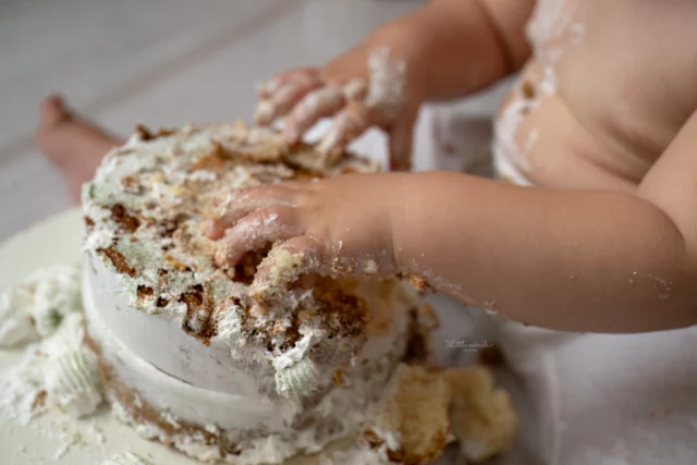 Dat kleine vingertje dat voorzichtig het glazuur aanraakt. Die blik die daarna naar mama gaat: "Mag dit echt?"

Maandag vertel ik je precies wat een cakesmash-ervaring is. En waarom het zoveel meer is dan taart 🎂

De blog gaat live om 11u00. Schrijf je in op mijn nieuwsbrief en zorg dat je niets mist.

Weet jij al wat een cakesmash-ervaring is en wil je jouw plekje veilig stellen? Plan dan meteen je discovery call via link in bio

 #cakesmash🎂 #cakesmash #cakesmashbelgie #eersteverjaardag #eersteverjaardagskado #eersteverjaardagshoot #eersteverjaardagsfeestje #babyfotografie #babyfotograaf #babyfotograafbelgie #zandhoven #littlemiraclememories