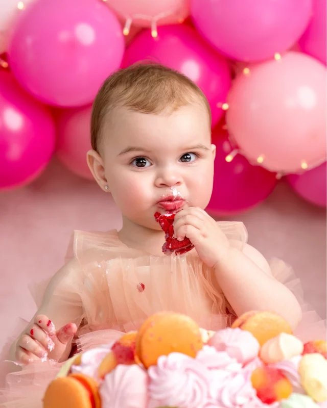 Vandaag wordt Victoria 1 jaar 🩷🧡❤️
Een jaar geleden was ze nog dat kleine meisje dat perfect in mama's armen paste. 
En nu? Nu zit ze hier helemaal zelf. Lachend. Trots. Stralend.
Gelukkige eerste verjaardag lieve Victoria 🎂🎈

Wordt jouw kleintje binnenkort ook één jaar? Dit moment wil je voor altijd bewaren.

Plan jouw vrijblijvende discovery call via link in bio

#cakesmashbelgie #eersteverjaardag
#littlemiraclememories #zandhoven #cakesmash