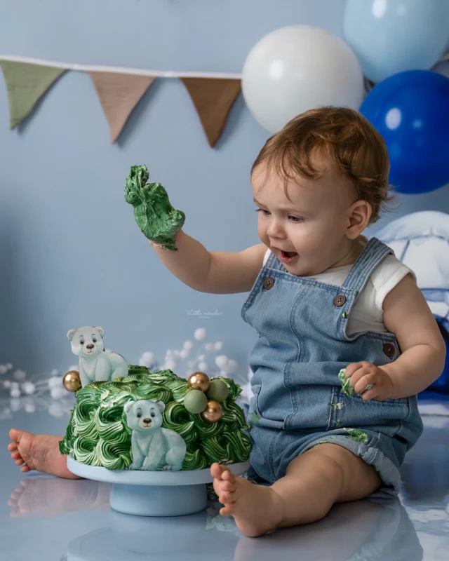 Een thema is geen decoratie. Het is iemands verhaal.
Vrijdag leg ik uit waarom.

 #cakesmash #eersteverjaardag #cakesmashfotograaf #littlemiraclememories #zandhoven #herinneringen #cakesmashfotoshoot #cakesmashbelgië #1jaar