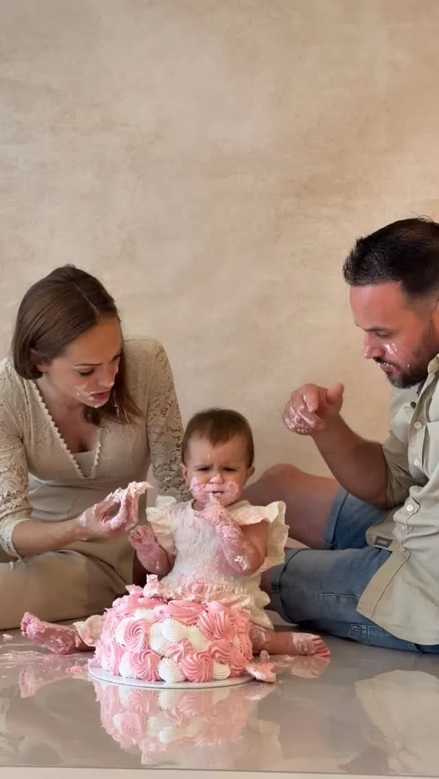So easy to love 🩷

Een beetje taart op haar handjes.
Nog snel een hapje.
Die blik naar mama en papa.
En vooral: helemaal opgaan in het moment.

Samen proeven. Samen lachen. Samen genieten van hun kleine meisje dat bijna één jaar is.

Want tussen alle taart en plezier gebeurt er eigenlijk iets veel belangrijkers.

Ze wordt gezien.
Ze wordt gevierd.
Ze wordt geliefd.

En ooit, wanneer ze zelf naar deze portretten kijkt, ziet ze niet alleen hoe ze haar eerste verjaardag vierde.

Ze ziet ook de blikken van mama en papa.
Hoe graag ze bij haar waren.
Hoeveel plezier ze samen hadden.

Zichtbaar bewijs van iets wat ze nu misschien nog niet kan begrijpen: hoe ontzettend geliefd ze vanaf het allereerste begin was.

Wil jij dat jouw kindje later ook kan zíén wat het vandaag nog niet in woorden kan begrijpen?

Plan dan vrijblijvend een discovery call via de link in mijn bio. Dan ontdekken we samen wat jij van deze bijzondere periode voor altijd een zichtbare plek wilt geven. #littlemiraclememories #cakesmashfotografie #eersteverjaardag