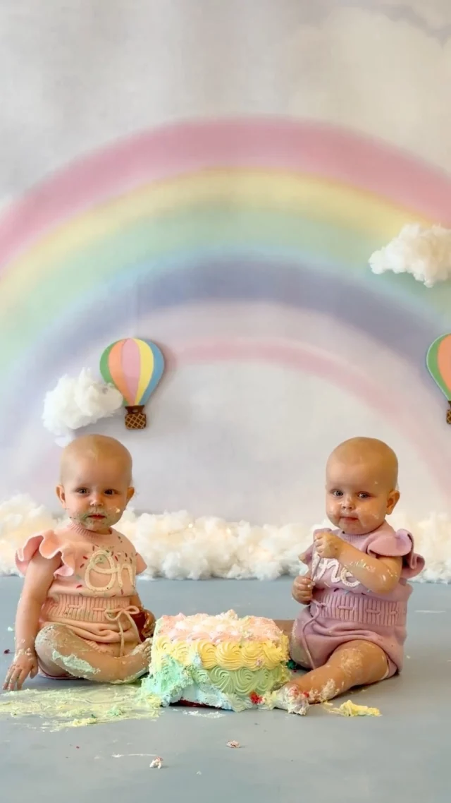 Twee kleine wondertjes. Vier handjes. Eén groot feest. 

Mama kwam tijdens haar zwangerschap langs voor haar zwangerschapsportretten,  nu waren ze opnieuw in mijn studio, maar deze keer om de eerste verjaardag van hun kleine wondertjes te vieren.

Samen ontdekken wat er voor hen staat, af en toe eens kijken wat de ander aan het doen is en vooral allebei lekker van die taart smullen.… met twee tegelijk is een cakesmash natuurlijk dubbel zo leuk. 😄

Zo leuk ook om te zien hoe deze ééneiige tweelingzusjes die zo op elkaar lijken, toch allebei helemaal hun eigen karakter hebben.

Misschien is dat wel het bijzondere aan die eerste verjaardag.

Een jaar geleden keken mama en papa nog uit naar twee kleine meisjes die ze nog moesten leren kennen. Nu zitten daar twee kleine persoonlijkheidjes, ieder met hun eigen trekjes, voorkeuren en streken.

Dat is wat je later wilt terugzien.

Niet alleen hoe ze eruitzagen toen ze één waren, maar vooral wie ze op dat moment waren. 🩷🩷

Wordt jouw kindje binnenkort één? Plan dan vrijblijvend een discovery call via de link in mijn bio. Dan hebben we het niet alleen over hoe jullie die eerste verjaardag willen vieren, maar vooral over wat jij van deze periode wilt blijven onthouden.

#cakesmash #eersteverjaardag #tweeling #tweelingmama #eeneiigetweeling #cakesmashbelgie #cakesmashantwerpen #kinderfotografie #zandhoven #kempen #littlemiraclememories