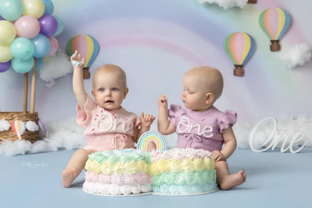 Later zien zij hier zoveel meer dan twee meisjes die samen hun eerste verjaardag vierden.

Ze zien zichzelf.
Maar ook elkaar.

Twee zusjes die vanaf het allereerste begin samen opgroeien. Die dezelfde mijlpalen beleven, samen ontdekken maar ondertussen allebei helemaal hun eigen persoontje worden.

Deze portretten verdwijnen straks niet tussen duizenden foto's op een telefoon.

Mama en papa kozen ervoor om hun eerste verjaardag tastbaar te bewaren in een album én één van hun portretten een zichtbare plek in huis te geven als Glacier Block.

En juist daar zit zoveel betekenis in.

Want wanneer kinderen zichzelf terugzien in hun eigen thuis, zien ze niet alleen hoe klein ze ooit waren.

Ze zien een stukje van hun eigen verhaal.

🩷 Dit zijn wij.
🩷 Dit is mijn zus.
🩷 Dit is mijn gezin.
🩷 Hier hoor ik bij.

Zo worden deze portretten onderdeel van hun leven. Om later samen naar terug te kijken, verhalen bij te vertellen én iedere dag opnieuw te zien wat nu nog zo vanzelfsprekend voelt:

🩷 Jullie zijn belangrijk.
🩷 Jullie horen hier.
🩷 Jullie zijn geliefd.

Dat is het verschil tussen foto's die ergens worden bewaard en portretten die onderdeel worden van het leven waarin een kindje opgroeit.

Niet alleen een herinnering aan hoe ze eruitzagen toen ze één waren.
Maar zichtbaar bewijs van liefde, verbondenheid en ergens bij horen. 
🩷🩷

Wil jij jouw kindje ook laten opgroeien met die liefde zichtbaar om zich heen?

Plan vrijblijvend een discovery call via de link in mijn bio. Dan ontdekken we samen wat jij van jullie verhaal een blijvende plek wilt geven.

#eersteverjaardag #cakesmash #tweeling #eeneiigetweeling #tweelingmama #kinderportretten #tastbareportretten #cakesmashbelgie #cakesmashantwerpen #zandhoven #kempen #littlemiraclememories