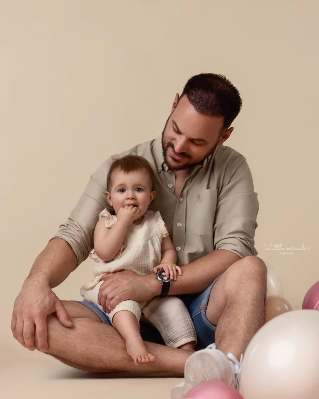 Waarom jij óók op de foto hoort 

Je maakt waarschijnlijk ontzettend veel foto's van je kindje.
Maar hoeveel foto's bestaan er waarop jij er ook bij bent?

Niet alleen een selfie tussendoor, maar een portret waarop je kindje later kan zien hoe jullie samen waren.

Hoe je haar vasthield.
Hoe papa naar haar keek.
Hoe klein ze nog was tussen jullie in.

Familieportretten zijn niet alleen voor jou om later terug te kijken naar deze periode.

Ze zijn ook voor je kindje.

Want jouw kindje groeit op. Ze krijgt haar eigen leven, haar eigen herinneringen en haar eigen verhaal.

En ergens heel ver in de toekomst worden de portretten die jij vandaag laat maken misschien nog waardevoller voor haar dan ze ooit voor jou zijn geweest.

Omdat ze dan niet alleen kan terugkijken naar hoe zij eruitzag als klein meisje.

Maar ook naar jou. Naar papa. Naar jullie samen.
Naar de mensen bij wie haar verhaal begon.

Zorg dat je niet alleen degene bent die haar jeugd bewaart. Zorg dat jij er zelf ook in bestaat ❤️

 #familieportret #familieportretten #gezinsportretten #gezinsfotografie #kinderportretten #tastbareherinneringen #liefdetastbaarmaken #familiefotografie #familiefotograafantwerpen #fotografiezandhoven #zandhoven #kempen #littlemiraclememories