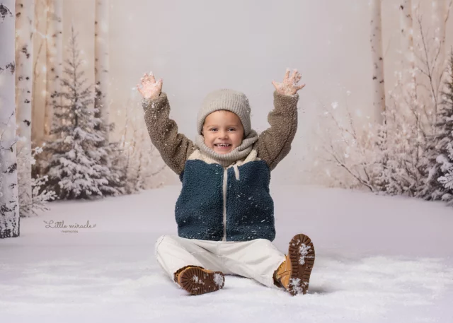 Wie zegt dat kerstfoto's stilzitten en mooi lachen moeten betekenen? ❄️ ⛄🛷

Sneeuwballen gooien.
Met je handen door de sneeuw.
Nog een gooien.
En natuurlijk kijken wat er gebeurt als je die sneeuw gewoon héél hoog de lucht in gooit.

Tijdens A Little Winter Magic krijgt jouw kindje alle ruimte om te spelen, ontdekken en vooral helemaal zichzelf te zijn.

Een grote lach. Nieuwsgierigheid. Een tikkeltje ondeugend. Dat karaktertje dat jij uit duizenden herkent.

A Little Winter Magic is één van de Kerst Specials van dit jaar en vindt alleen plaats op geselecteerde momenten in oktober en november in mijn studio in Zandhoven.

Wil jij jouw kindje deze winter ook helemaal zien opgaan in de sneeuwpret? Er zijn nog maar een beperkt aantal plekjes beschikbaar.
Stuur me een berichtje of kijk via de link in bio

 #kerstfotoshoot #kerstfotografie #kerstshoot #kerstfotos #kerstfotograaf #kerstmetkinderen #kerst2026 #kerstmagie #winterfotoshoot #winterwonderland #kerstmetkids #mamavan #mamantwerpen #kinderfotografie #mamantwerpen #kinderfotografieantwerpen #fotograafantwerpen #fotograafkempen #zandhoven #littlemiraclememories #littlemiraclememorieszandhoven