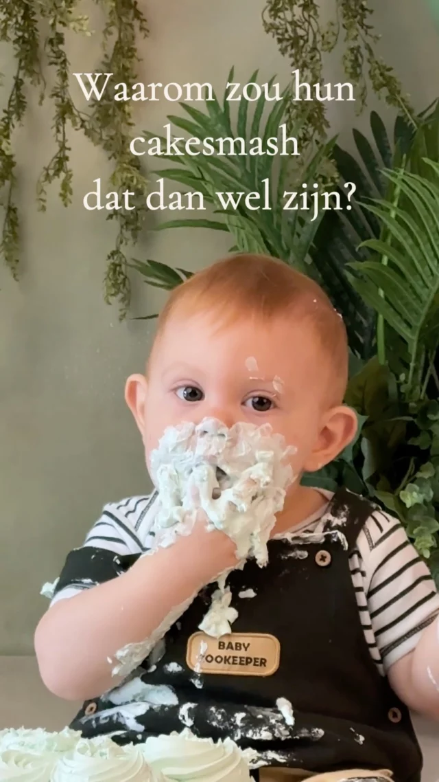 Geen twee kinderen zijn hetzelfde. Waarom zou hun cakesmash dat dan wel zijn?

Misschien weet je al precies welke kleuren je mooi vindt. Misschien heb je een thema in gedachten. Of misschien heb je eigenlijk nog geen idee.

Dat hoeft ook niet.

Want voordat we nadenken over kleuren, styling of taart, gaat het eerst over jullie kleine mensje.

Over wie hij of zij vandaag is.
Waar jullie om moeten lachen.
Wat je zo bijzonder vindt aan dat kleine karaktertje dat in één jaar tijd zoveel veranderd is.
En vooral: wat je van deze periode zichtbaar wilt blijven voelen.

Van daaruit krijgt jullie cakesmash-ervaring vorm.

Niet om uiteindelijk alleen een reeks mooie foto's van een eerste verjaardag te hebben.

Maar om naar die portretten te kunnen kijken en te denken:

Ja. Dit is zó hem.
Dit zijn wij.
Kijk eens hoeveel liefde hier zit.

Want deze ervaring eindigt niet bij digitale bestanden, maar bij portretten die deel mogen worden van jullie dagelijks leven.

Zodat jij het ziet.
Iedere dag.

En jullie kindje ook 🥰

Wil je ontdekken hoe jullie cakesmash-ervaring eruit kan zien? Stuur me gerust een berichtje of ontdek meer via de link in bio.

#eersteverjaardag #1everjaardag #mamatobe #mamalife #mamavan2025 #mamavan2026 #momlifebelgium #gezinsgeluk #kleinegelukjes #opgroeien #mamaenik #cakesmash #cakesmashbelgie #cakesmashfotografie #kinderfotografie #gezinsfotografie #mamaantwerpen #littlemiraclememories #littlemiraclememorieszandhoven #antwerpen #kempen #zandhoven #provincieantwerpen
