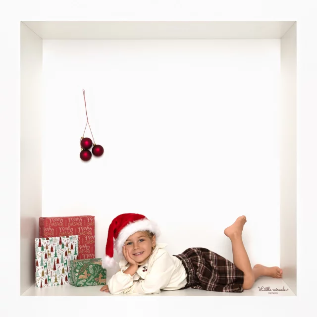 Wat als je de kerstmagie van dit jaar gewoon in een doosje zou kunnen stoppen? 🎄 🎁

Die kleine snoet.
Dat ondeugende karaktertje.
De verwondering die kerst op deze leeftijd nog zo bijzonder maakt.

Want volgend jaar ziet kerst er alweer anders uit.

Je kindje is groter. En dat kleine mensje dat vandaag nog helemaal opgaat in lichtjes, pakjes en alles wat bij kerst hoort, is alweer veranderd.

Tijdens Christmas in a Box draait het niet om het perfecte kerstplaatje.

Het draait om jouw kindje, precies zoals het nu is, midden in de kerstmagie.

De Christmas in a Box Specials vinden plaats in oktober en november in mijn studio in Zandhoven.

Wil jij één van de laatste resterende plekjes bemachtigen? Stuur me een berichtje of kijk via de link in bio.

 #kerstfotoshoot #kerstfotografie #kerstshoot #kerstfotos #kerstfotograaf #kerstmetkinderen #kerst2026 #kerstmagie #kerstherinneringen #mamavan #mamalife #mamaantwerpen #gezinsfotografie #gezinsfotografieantwerpen #kinderfotografie #kinderfotografieantwerpen #fotograafantwerpen #fotograafkempen #zandhoven #littlemiraclememories #littlemiraclememorieszandhoven